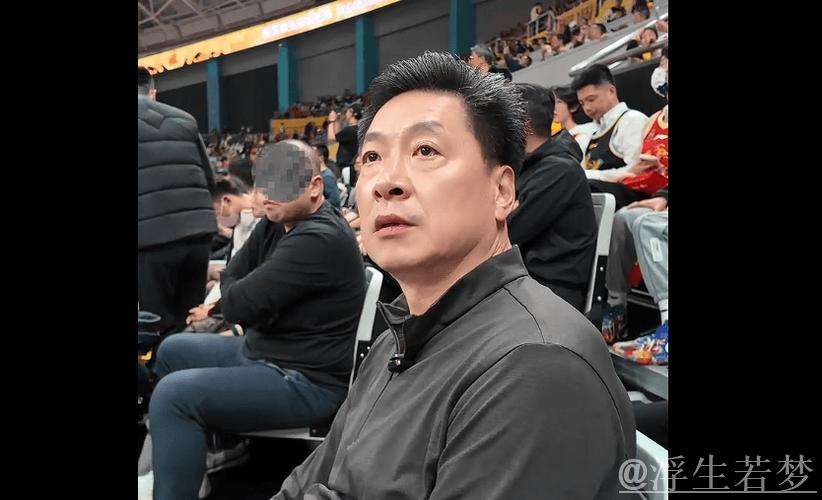 李春江晒观赛片段：以球迷身份领奖，重在参与